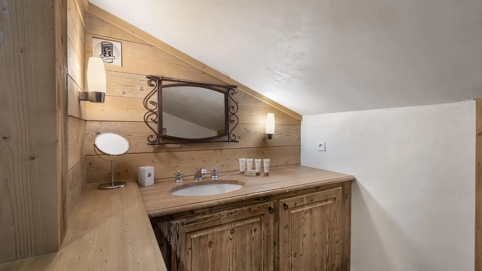 Luxueux Appartement 5 Pieces Avec Cheminee, Parking Et Terrasse Au Chatelard - Fr-1-567-59 Val-d'Isere 0*,  France